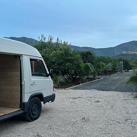 Camper Mercedes En La Naturaleza Hotel Corbera de Alcira Exterior photo