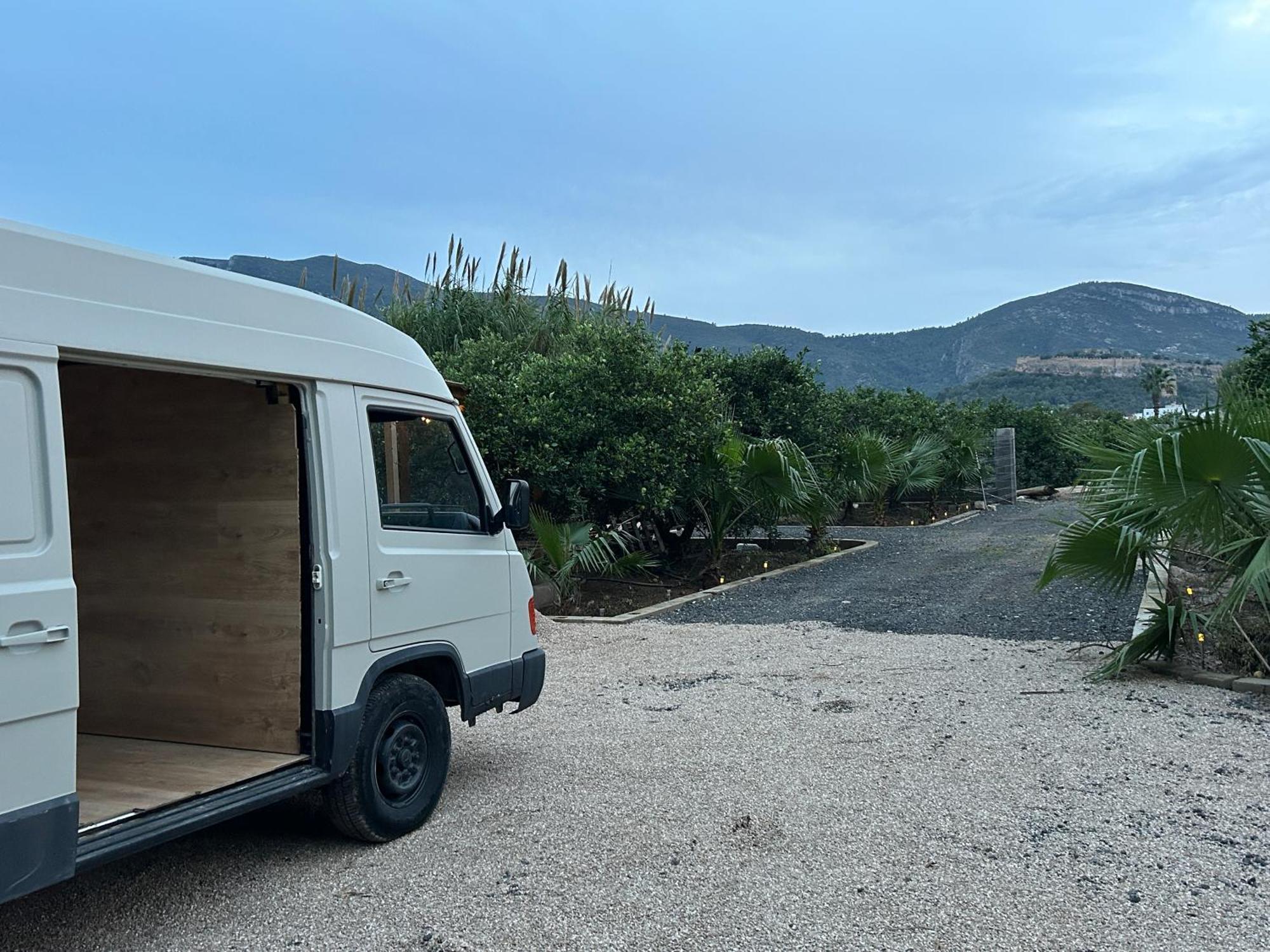 Camper Mercedes En La Naturaleza Hotel Corbera de Alcira Exterior photo