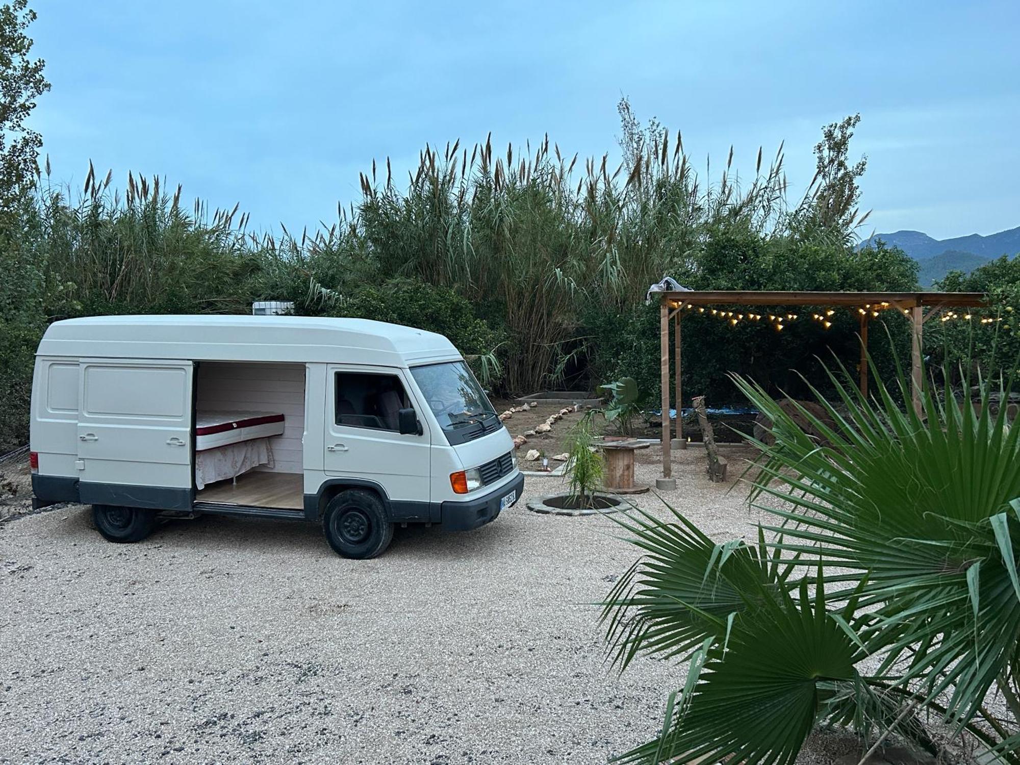 Camper Mercedes En La Naturaleza Hotel Corbera de Alcira Exterior photo